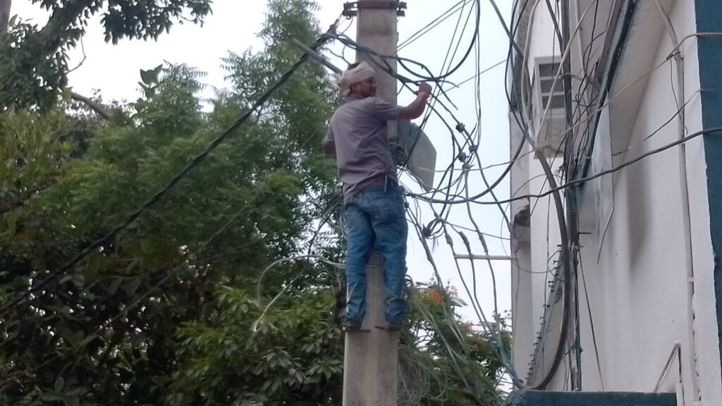 प्रमंडल परिसर के पोल में शॉर्ट सर्किट, समय रहते टला बड़ा हादसा प्रमंडल परिसर के पोल में शॉर्ट सर्किट, समय रहते टला बड़ा हादसा