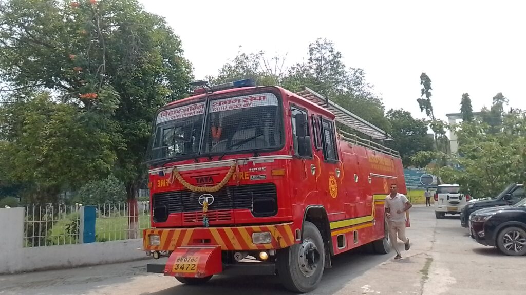 प्रमंडल परिसर के पोल में शॉर्ट सर्किट, समय रहते टला बड़ा हादसा प्रमंडल परिसर के पोल में शॉर्ट सर्किट, समय रहते टला बड़ा हादसा