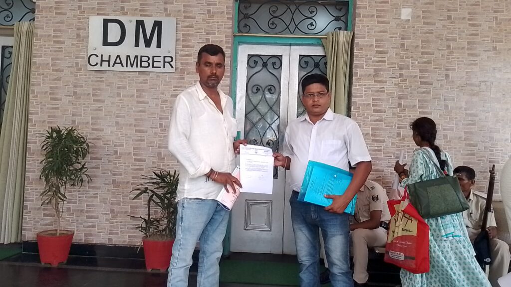 उर्वरक आपूर्ति में मनमानी का आरोप, खुदरा विक्रेताओं ने डीएम से लगाई गुहार उर्वरक आपूर्ति में मनमानी का आरोप, खुदरा विक्रेताओं ने डीएम से लगाई गुहार