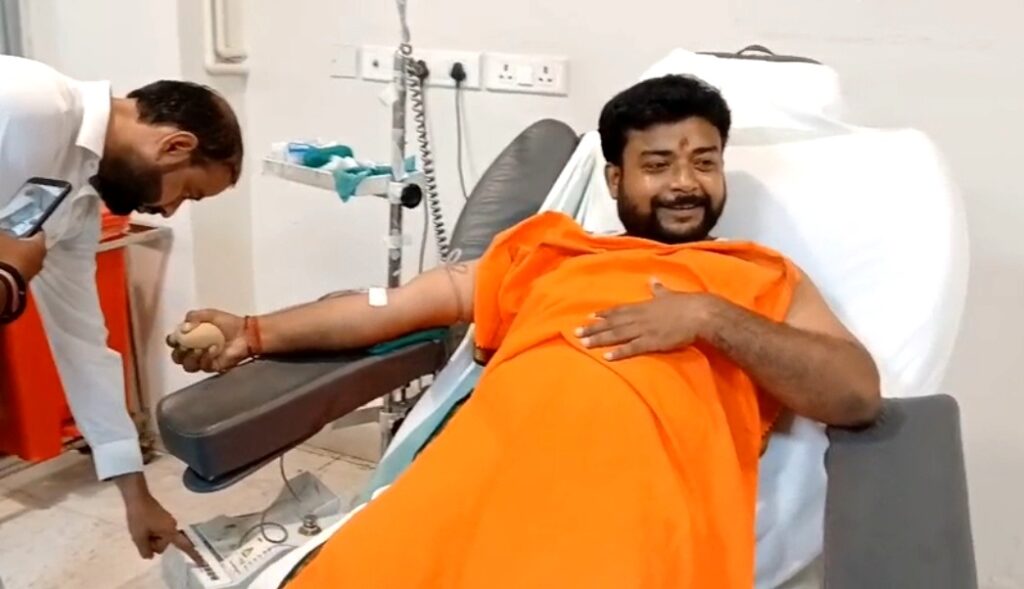 विश्व रक्तदाता दिवस पर दीपक यादव का 35वां रक्तदान, जन्मदिन को बनाया मानव सेवा का पर्व विश्व रक्तदाता दिवस पर दीपक यादव का 35वां रक्तदान, जन्मदिन को बनाया मानव सेवा का पर्व