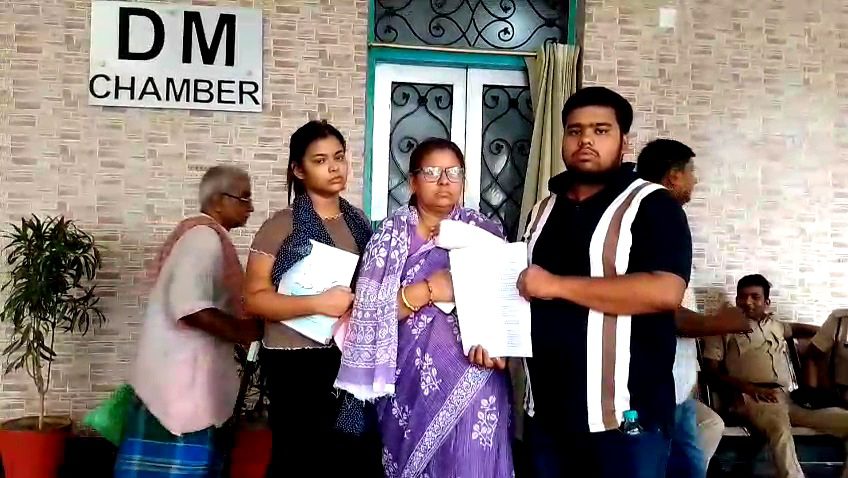 केवटी कांड के पीड़ित परिवार ने लगाई गुहार डीएम से मांगी सुरक्षा और निष्पक्ष जांच