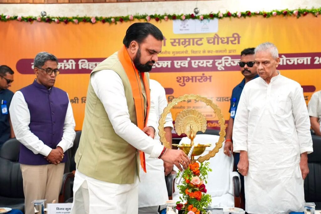 बिहार में शुरू हुई हेलीकॉप्टर सेवा, अब ₹15,422 तक की सब्सिडी के साथ करें हवाई सफर बिहार में शुरू हुई हेलीकॉप्टर सेवा, अब ₹15,422 तक की सब्सिडी के साथ करें हवाई सफर