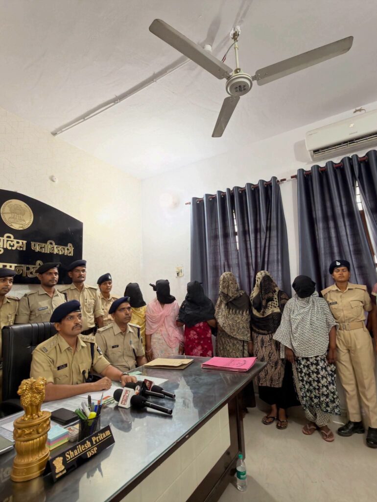 पूर्णिया में बड़ा सेक्स रैकेट का खुलासा: 3 नाबालिग बच्चियां मुक्त, 8 गिरफ्तार पूर्णिया में बड़ा सेक्स रैकेट का खुलासा: 3 नाबालिग बच्चियां मुक्त, 8 गिरफ्तार