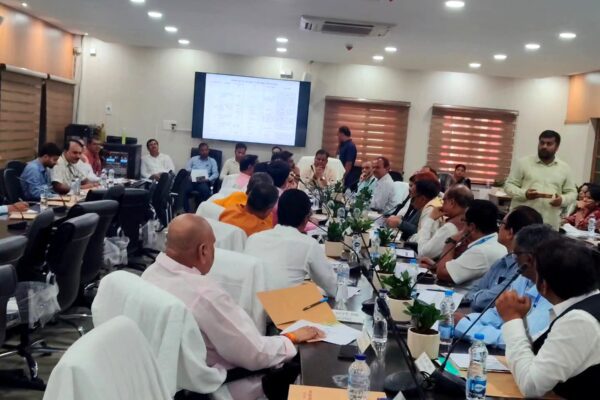 बंद चीनी मिलों को चालू करने पर उच्चस्तरीय बैठक, विधायक राजेश कुमार मंडल हुए शामिल