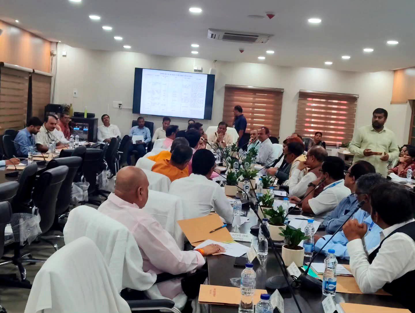 बंद चीनी मिलों को चालू करने पर उच्चस्तरीय बैठक, विधायक राजेश कुमार मंडल हुए शामिल बंद चीनी मिलों को चालू करने पर उच्चस्तरीय बैठक, विधायक राजेश कुमार मंडल हुए शामिल