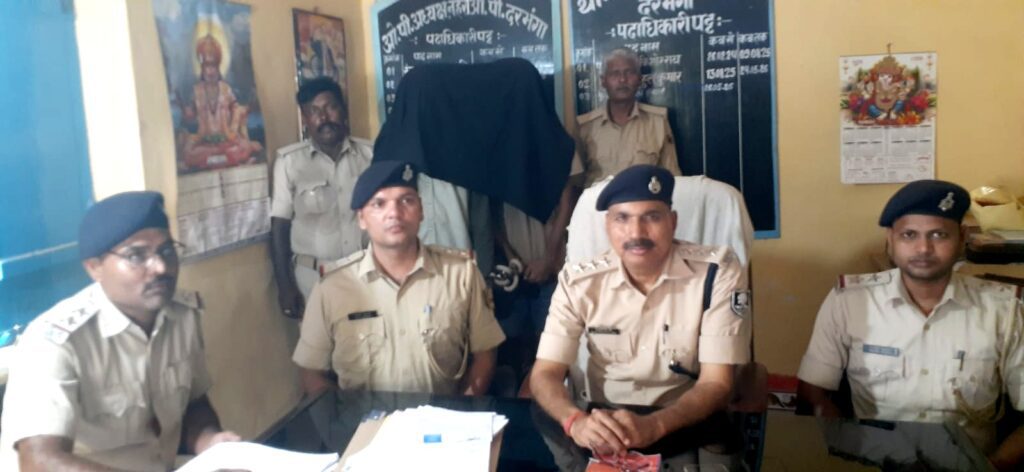 लूट के बाद बेचे गए मोबाइल और सोने का लॉकेट बरामद, पांच गिरफ्तार लूट के बाद बेचे गए मोबाइल और सोने का लॉकेट बरामद, पांच गिरफ्तार