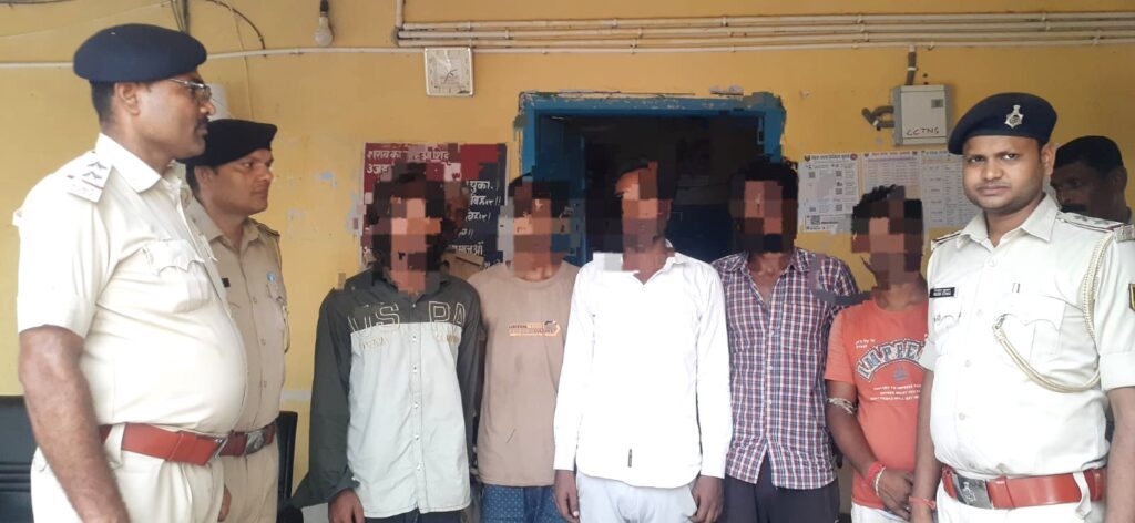 लूट के बाद बेचे गए मोबाइल और सोने का लॉकेट बरामद, पांच गिरफ्तार लूट के बाद बेचे गए मोबाइल और सोने का लॉकेट बरामद, पांच गिरफ्तार