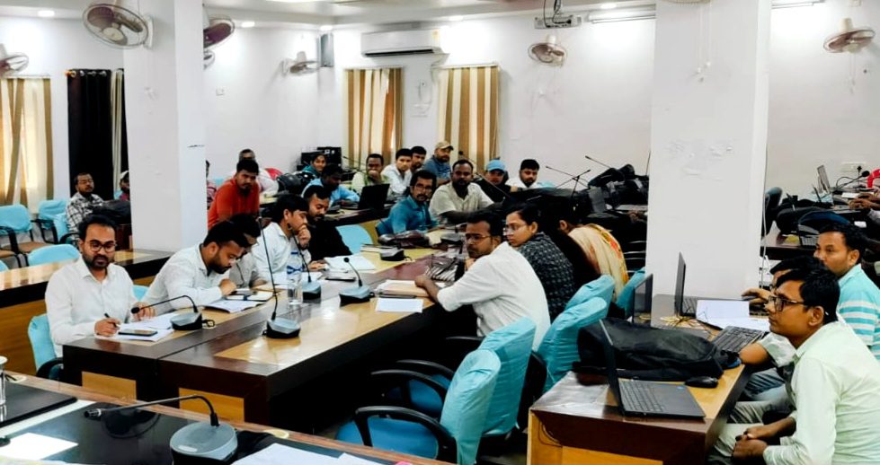 डीएम कौशल कुमार की सख्ती: 7 दिनों में निपटाएं उत्तराधिकार और बंटवारे के मामले डीएम कौशल कुमार की सख्ती: 7 दिनों में निपटाएं उत्तराधिकार और बंटवारे के मामले