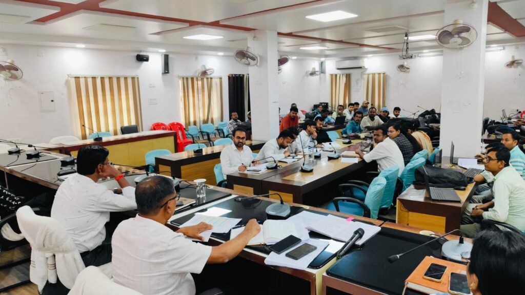 डीएम कौशल कुमार की सख्ती: 7 दिनों में निपटाएं उत्तराधिकार और बंटवारे के मामले डीएम कौशल कुमार की सख्ती: 7 दिनों में निपटाएं उत्तराधिकार और बंटवारे के मामले