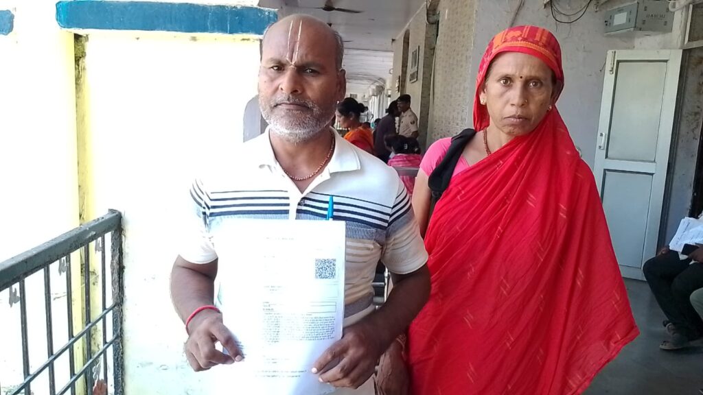दिव्यांग पति के साथ भटकने को मजबूर महिला पहुंची डीएम जनता दरबार, निष्पक्ष जांच की मांग