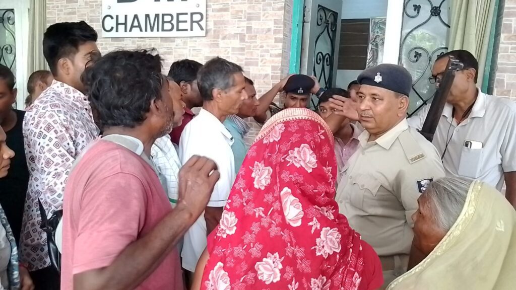 दिव्यांग पति के साथ भटकने को मजबूर महिला पहुंची डीएम जनता दरबार, निष्पक्ष जांच की मांग