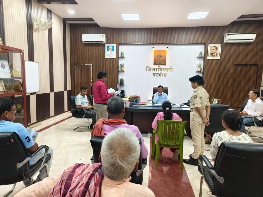 सूची में नाम होने के बावजूद नहीं मिला पीएम आवास, डीएम ने जांच के दिए निर्देश सूची में नाम होने के बावजूद नहीं मिला पीएम आवास, डीएम ने जांच के दिए निर्देश