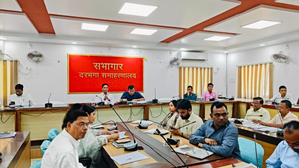 दरभंगा: सहयोग शिविर, लंबित मामले और प्रधानमंत्री आदर्श ग्राम योजना की डीएम ने की समीक्षा दरभंगा: सहयोग शिविर, लंबित मामले और प्रधानमंत्री आदर्श ग्राम योजना की डीएम ने की समीक्षा
