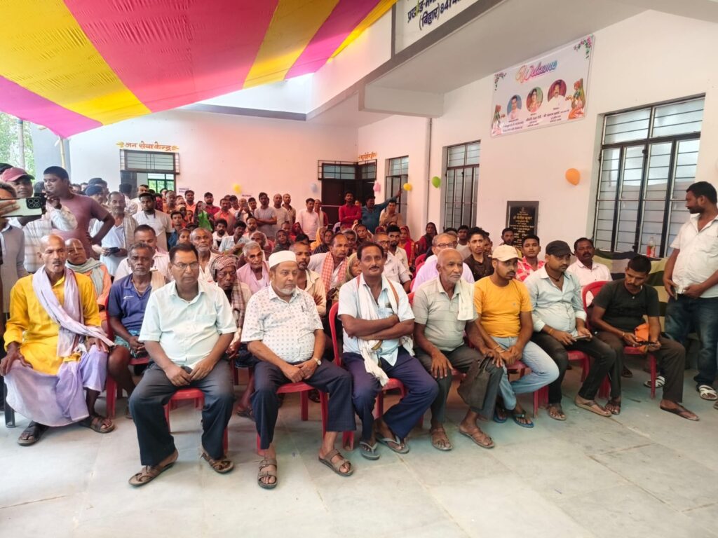 मनीगाछी के राजे पंचायत भवन में सहयोग शिविर, डीएम बोले- हर पात्र लाभुक तक पहुंचे योजनाओं का लाभ