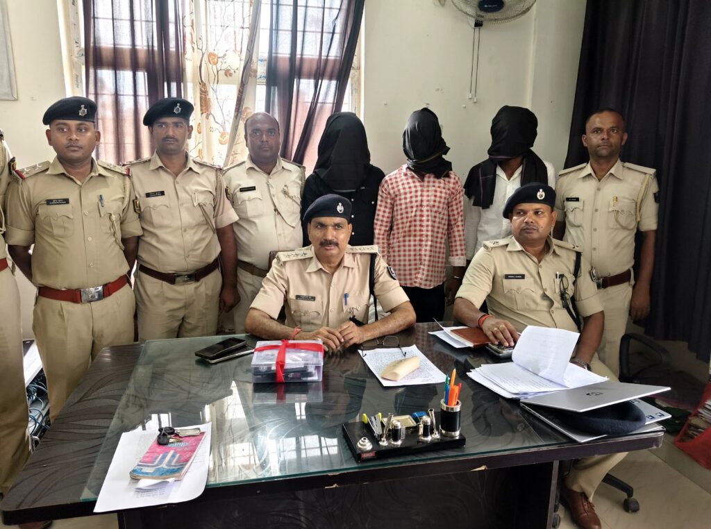दरभंगा: वायरल वीडियो के आधार पर पुलिस की छापेमारी, देशी पिस्टल, कारतूस व बुलेट बाइक बरामद दरभंगा: वायरल वीडियो के आधार पर पुलिस की छापेमारी, देशी पिस्टल, कारतूस व बुलेट बाइक बरामद
