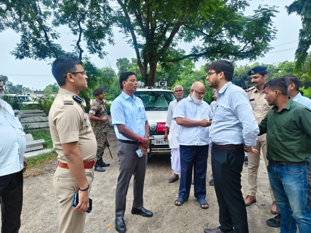 दरभंगा: सकरी चीनी मिल का डीएम ने किया निरीक्षण, क्षेत्र विस्तार और विकास कार्यों में तेजी के निर्देश