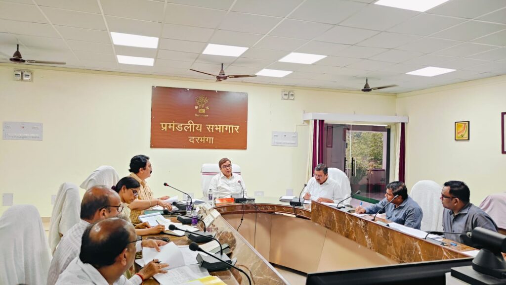 आयुक्त की दो टूक: स्कूलों में सुरक्षा, स्मार्ट सुविधाएं और गुणवत्तापूर्ण शिक्षा में लापरवाही बर्दाश्त नहीं आयुक्त की दो टूक: स्कूलों में सुरक्षा, स्मार्ट सुविधाएं और गुणवत्तापूर्ण शिक्षा में लापरवाही बर्दाश्त नहीं