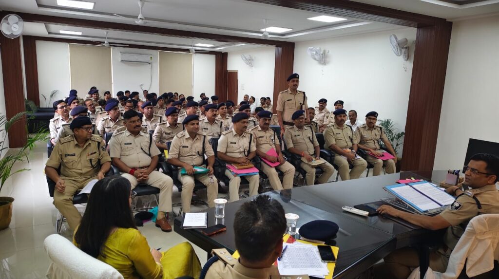 दरभंगा: शराब तस्करों, ड्रग्स माफिया और अपराधियों पर होगी बड़ी कार्रवाई, SSP ने जारी किए निर्देश शराब तस्करों, ड्रग्स माफिया और अपराधियों पर होगी बड़ी कार्रवाई, SSP ने जारी किए निर्देश