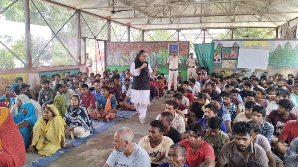 दरभंगा जेल पहुंचे डीएलएसए सचिव, बंदियों को बताया कानूनी सहायता का अधिकार
