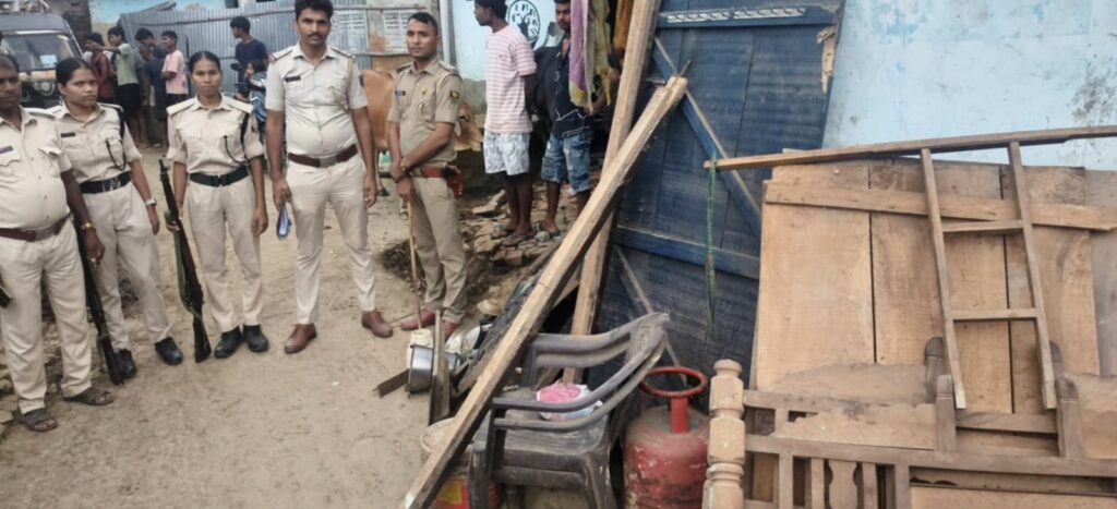 दरभंगा में फरार आरोपी के घर कुर्की: पुलिस ने की बड़ी कार्रवाई दरभंगा में फरार आरोपी के घर कुर्की: पुलिस ने की बड़ी कार्रवाई