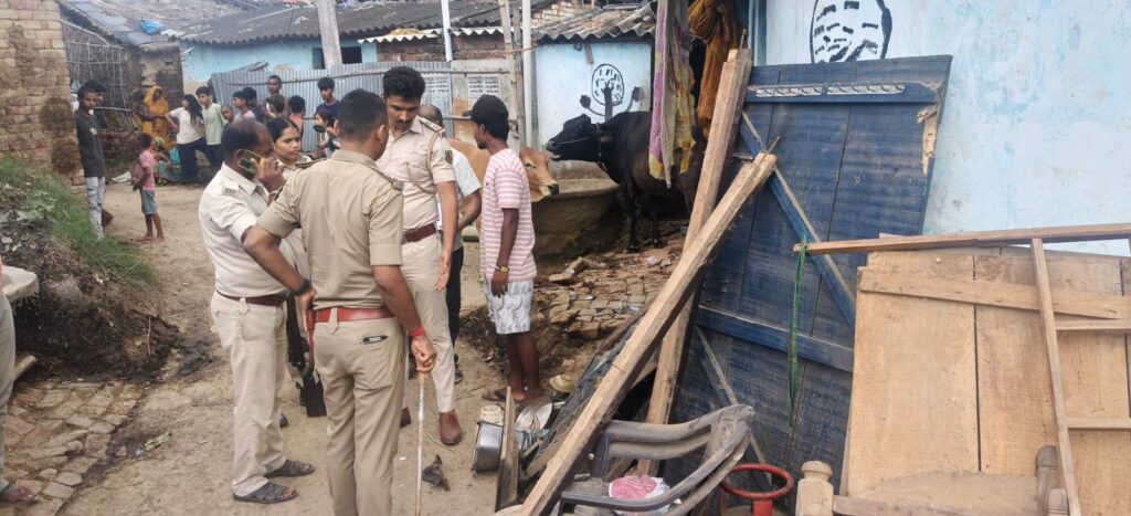 दरभंगा में फरार आरोपी के घर कुर्की: पुलिस ने की बड़ी कार्रवाई दरभंगा में फरार आरोपी के घर कुर्की: पुलिस ने की बड़ी कार्रवाई