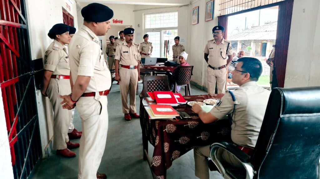 दरभंगा SSP का बहेड़ा थाना पर औचक निरीक्षण, दिए सख्त निर्देश