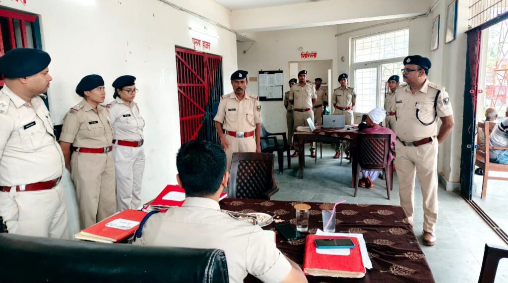 दरभंगा SSP का बहेड़ा थाना पर औचक निरीक्षण, दिए सख्त निर्देश