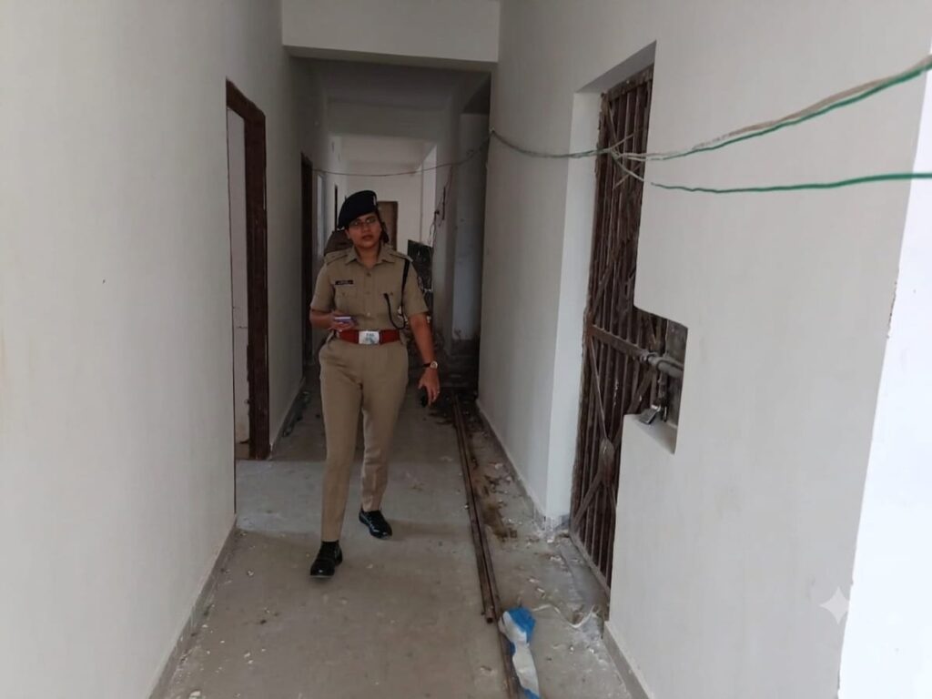 दरभंगा: निर्माणाधीन विश्वविद्यालय थाना भवन का SP ने किया निरीक्षण