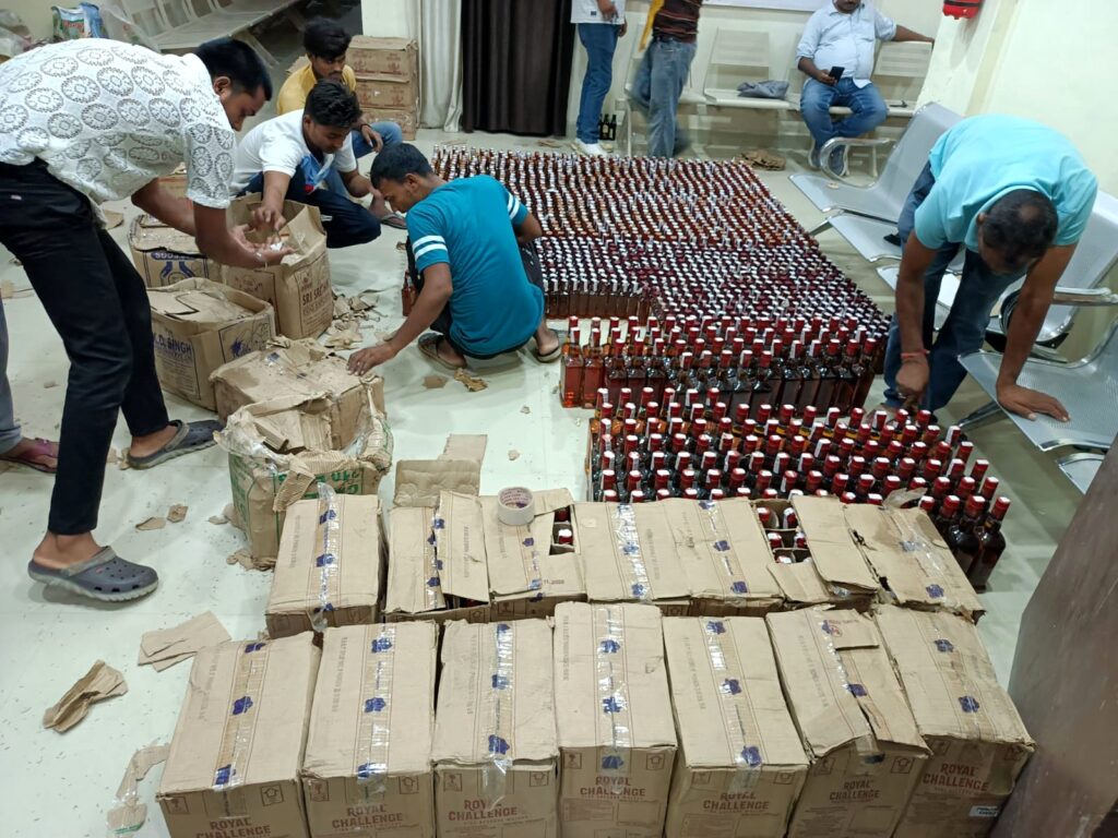 दरभंगा में 10 लाख की अवैध शराब जब्त, कमतौल में 1,011 लीटर विदेशी शराब-बीयर बरामद, एक गिरफ्तार दरभंगा में 10 लाख की अवैध शराब जब्त, कमतौल में 1,011 लीटर विदेशी शराब-बीयर बरामद, एक गिरफ्तार