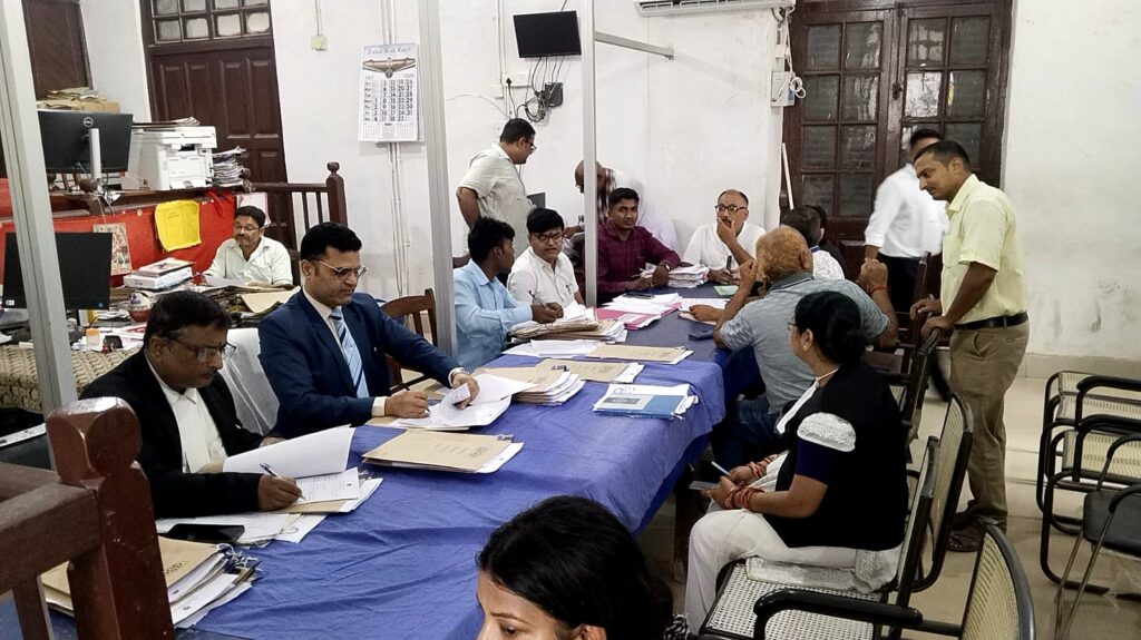 दरभंगा में 98 चेक बाउंस मामलों का निस्तारण, लोक अदालत में ₹1.29 करोड़ पर समझौता दरभंगा में 98 चेक बाउंस मामलों का निस्तारण, लोक अदालत में ₹1.29 करोड़ पर समझौता