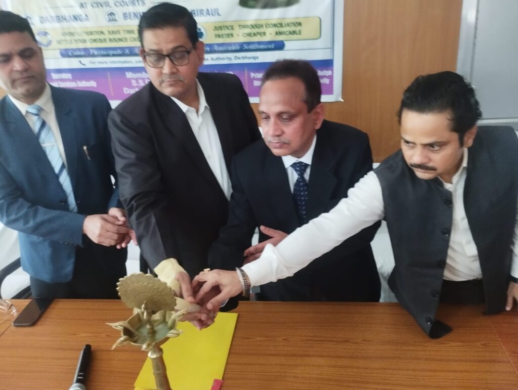 दरभंगा में 98 चेक बाउंस मामलों का निस्तारण, लोक अदालत में ₹1.29 करोड़ पर समझौता दरभंगा में 98 चेक बाउंस मामलों का निस्तारण, लोक अदालत में ₹1.29 करोड़ पर समझौता