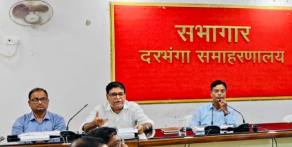 दरभंगा DM की सख्ती: म्यूटेशन, भूमि मापी और पर्चा वितरण में तेजी लाने के निर्देश दरभंगा DM का सख्त आदेश: 15 अगस्त से पहले तैयार करें 2000 पर्चे, राजस्व मामलों में नहीं चलेगी देरी
