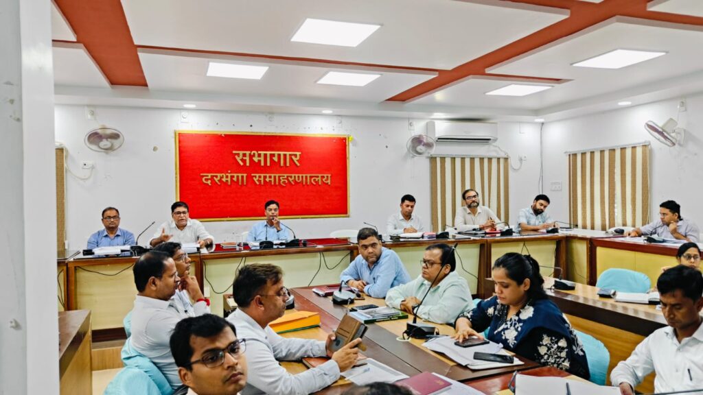दरभंगा DM की सख्ती: म्यूटेशन, भूमि मापी और पर्चा वितरण में तेजी लाने के निर्देश दरभंगा DM का सख्त आदेश: 15 अगस्त से पहले तैयार करें 2000 पर्चे, राजस्व मामलों में नहीं चलेगी देरी
