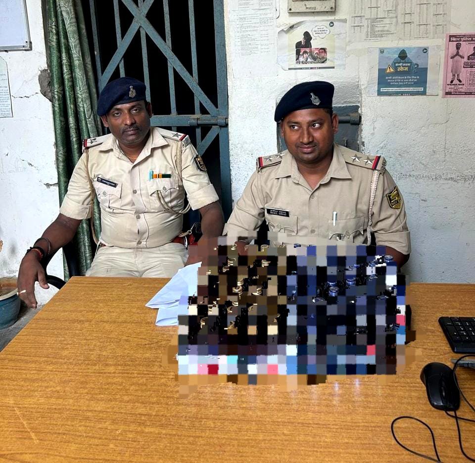 दरभंगा पुलिस का एक्शन जारी: कफ सिरप, नेपाली शराब और बाइक के साथ कई आरोपी गिरफ्तार दरभंगा पुलिस का एक्शन जारी: कफ सिरप, नेपाली शराब और बाइक के साथ कई आरोपी गिरफ्तार