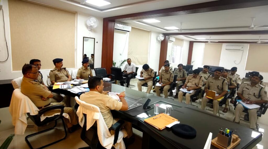 दरभंगा पुलिस अलर्ट! ADG ने SSP संग की हाई लेवल बैठक, दिए सख्त निर्देश दरभंगा पुलिस अलर्ट! ADG ने SSP संग की हाई लेवल बैठक, दिए सख्त निर्देश