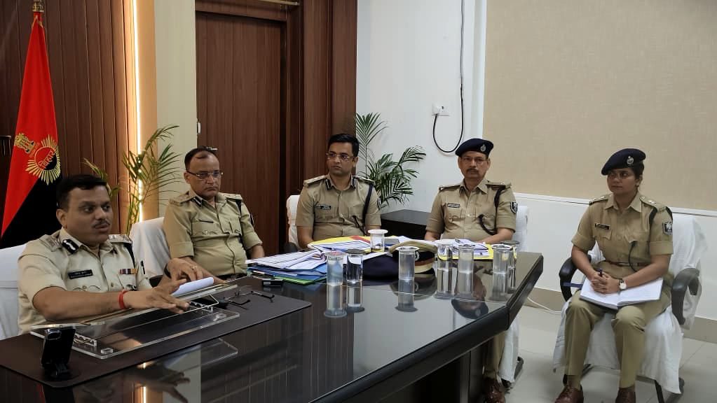 दरभंगा पुलिस अलर्ट! ADG ने SSP संग की हाई लेवल बैठक, दिए सख्त निर्देश दरभंगा पुलिस अलर्ट! ADG ने SSP संग की हाई लेवल बैठक, दिए सख्त निर्देश