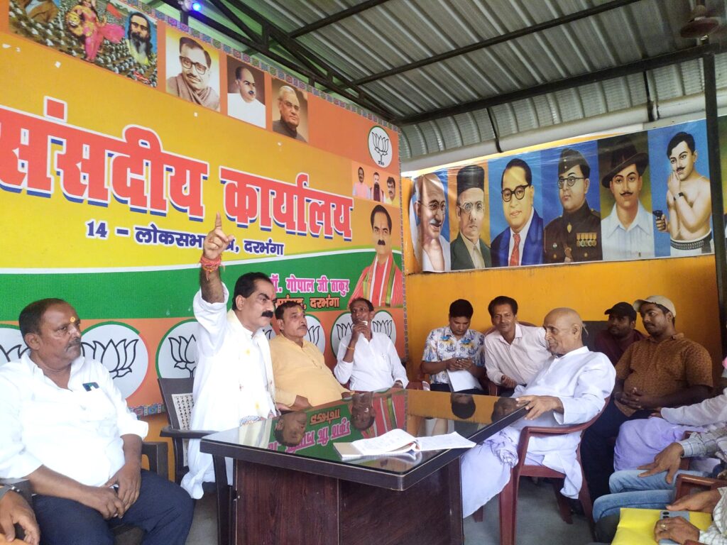 प्रजापति समाज ने सांसद डॉ. गोपाल ठाकुर को किया सम्मान, रखीं प्रमुख मांगें प्रजापति समाज ने सांसद डॉ. गोपाल ठाकुर को किया सम्मान, रखीं प्रमुख मांगें