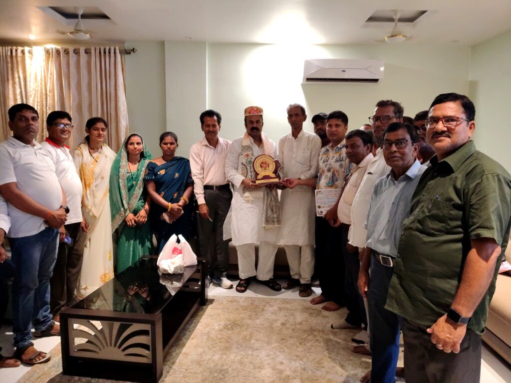 दरभंगा में मंत्री मदन सहनी का सम्मान, प्रजापति समाज ने रखीं बड़ी मांगें दरभंगा में मंत्री मदन सहनी का सम्मान, प्रजापति समाज ने रखीं बड़ी मांगें