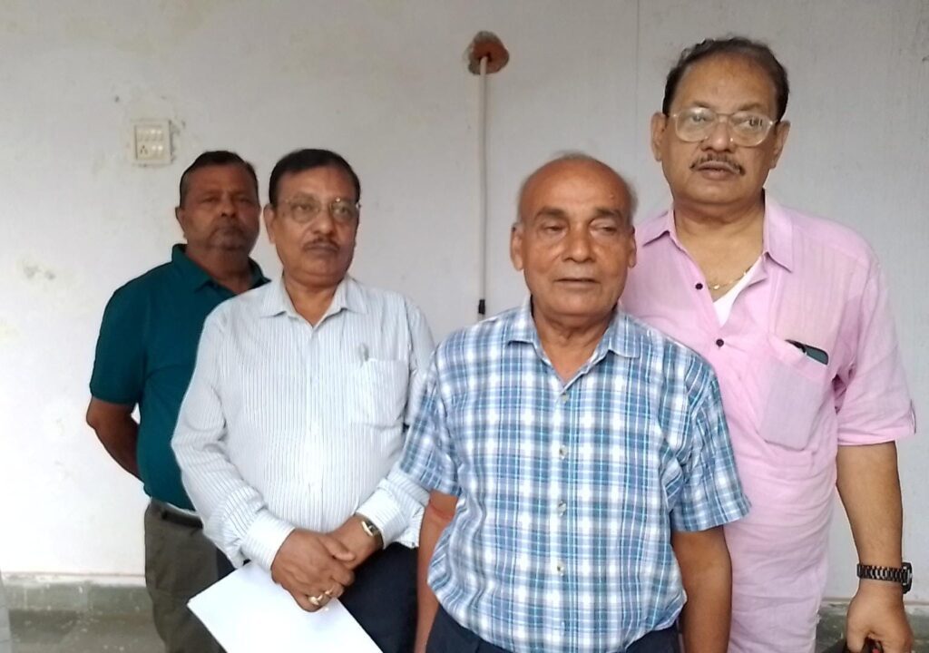 5 माह से अधूरी सड़क-नाला परियोजना, बैंकर्स कॉलोनी के लोगों ने DM से लगाई गुहार 5 माह से अधूरी सड़क-नाला परियोजना, बैंकर्स कॉलोनी के लोगों ने DM से लगाई गुहार