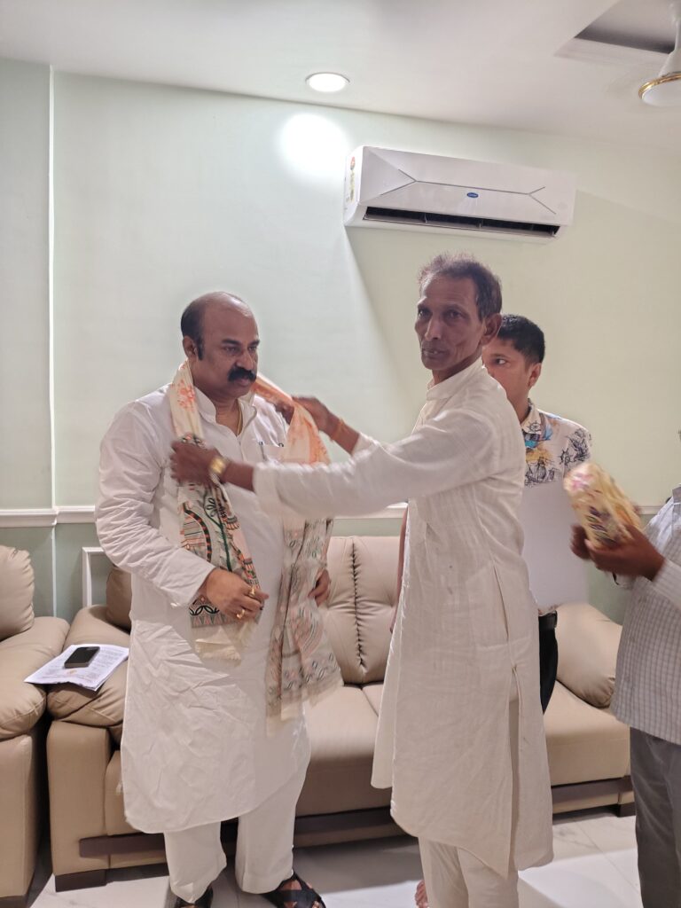 दरभंगा में मंत्री मदन सहनी का सम्मान, प्रजापति समाज ने रखीं बड़ी मांगें दरभंगा में मंत्री मदन सहनी का सम्मान, प्रजापति समाज ने रखीं बड़ी मांगें
