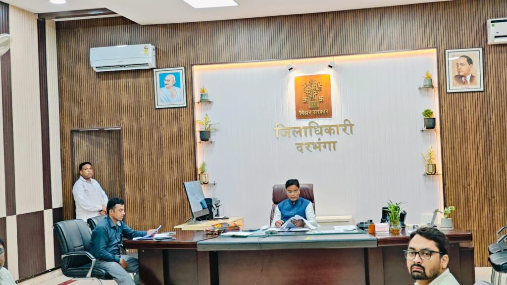 DM की सख्ती: पंचायत सरकार भवन, पेंशन और राशन कार्ड कार्यों में तेजी लाने के निर्देश Auto Draft