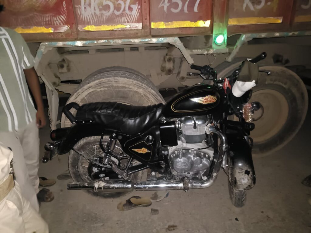 दरभंगा सड़क हादसा: धबौलिया पुल पर खड़े ट्रक से बाइक टकराई, तीन लोगों की मौत दरभंगा सड़क हादसा: धबौलिया पुल पर खड़े ट्रक से बाइक टकराई, तीन लोगों की मौत