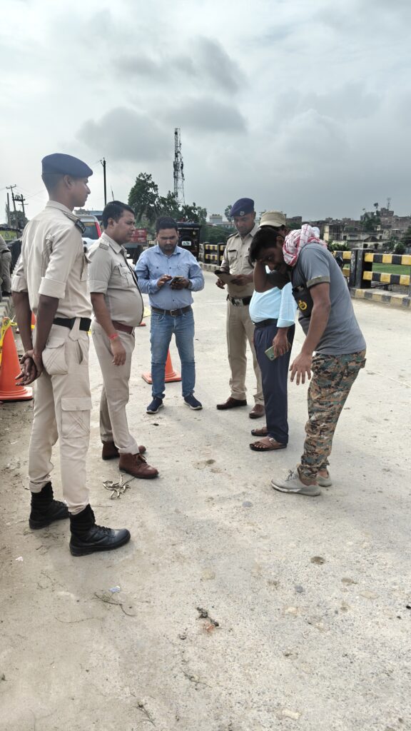 दरभंगा सड़क हादसा: धबौलिया पुल पर खड़े ट्रक से बाइक टकराई, तीन लोगों की मौत दरभंगा सड़क हादसा: धबौलिया पुल पर खड़े ट्रक से बाइक टकराई, तीन लोगों की मौत
