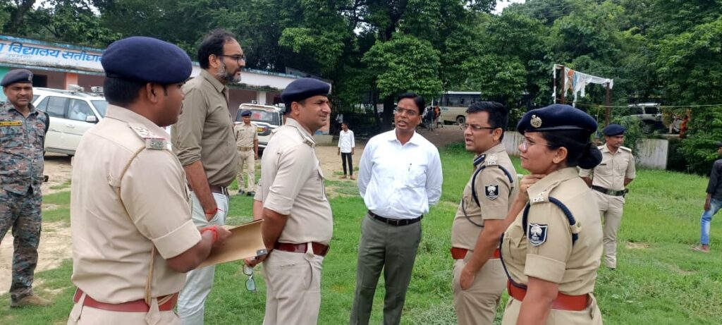 DM-SSP पहुंचे कुशेश्वरस्थान, श्रावणी मेले की तैयारियों का लिया जायजा; सुरक्षा और सुविधाओं पर दिए सख्त निर्देश DM-SSP पहुंचे कुशेश्वरस्थान, श्रावणी मेले की तैयारियों का लिया जायजा; सुरक्षा और सुविधाओं पर दिए सख्त निर्देश