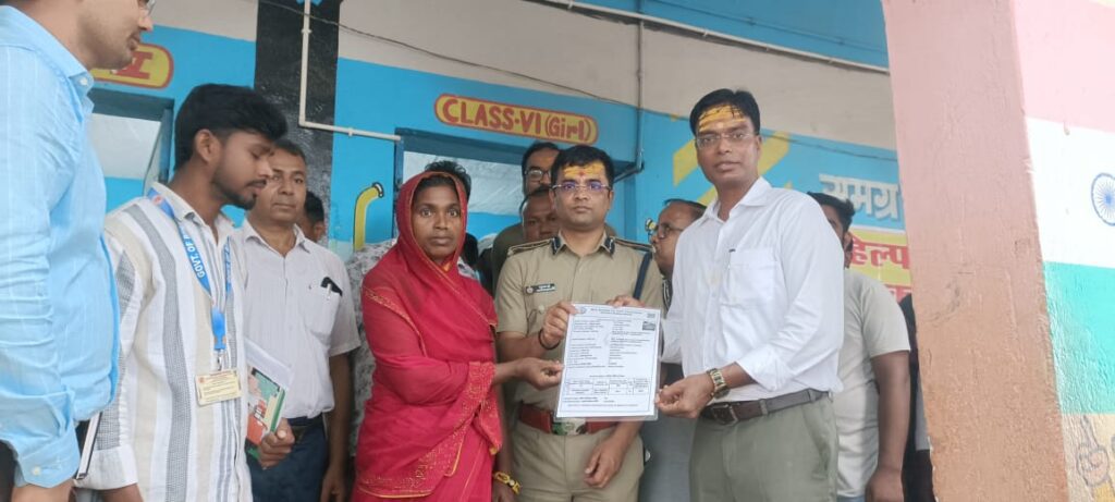 कुशेश्वरस्थान पूर्वी सहयोग शिविर में पहुंचे DM-SSP, आमजन की समस्याएं सुनकर अधिकारियों को दिए त्वरित समाधान के निर्देश दरभंगा, कुशेश्वरस्थान पूर्वी, सहयोग शिविर, डीएम कौशल कुमार, एसएसपी जगुनाथ रड्डी जला रेड्डी, Darbhanga News, Bihar News, सरकारी योजनाएं, जन शिकायत, प्रशासन, BDO, सरकारी शिविर, Latest Darbhanga News, RxTv BHARAT