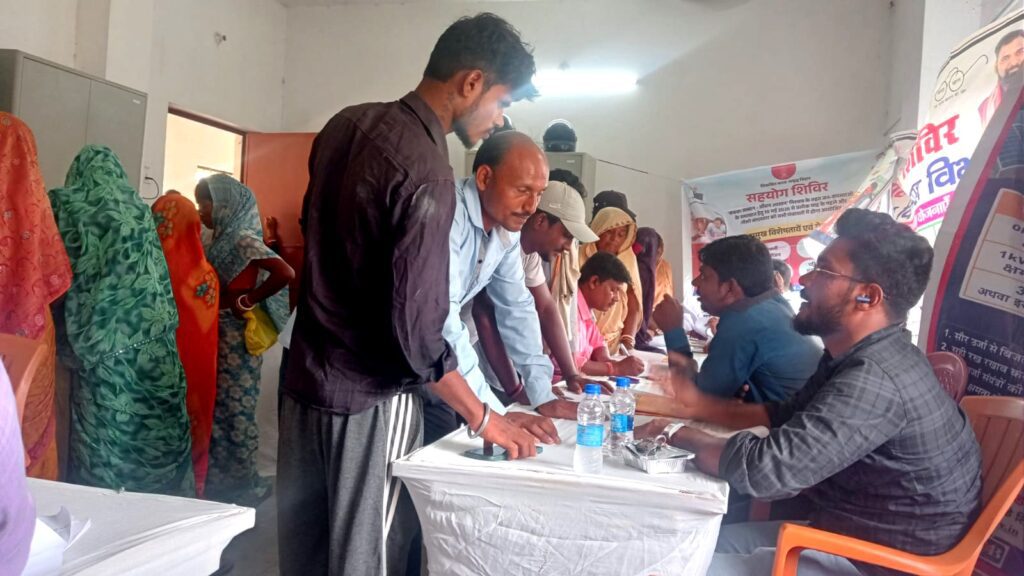 बेनीपुर जन सहयोग शिविर में महिलाओं को योजनाओं और सुरक्षा सेवाओं की दी गई जानकारी बेनीपुर जन सहयोग शिविर में महिलाओं को योजनाओं और सुरक्षा सेवाओं की दी गई जानकारी