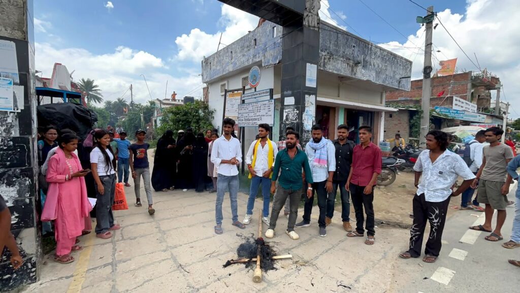 पेपर लीक पर फूटा छात्रों का गुस्सा! MSU ने शिक्षा मंत्री धर्मेंद्र प्रधान का फूंका पुतला | Darbhanga News