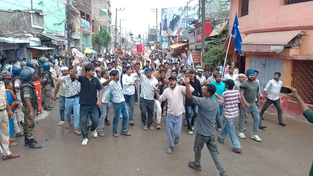 NEET पेपर लीक विरोध: प्रशासन की चौकसी में शांतिपूर्ण रहा छात्रों का आक्रोश मार्च
