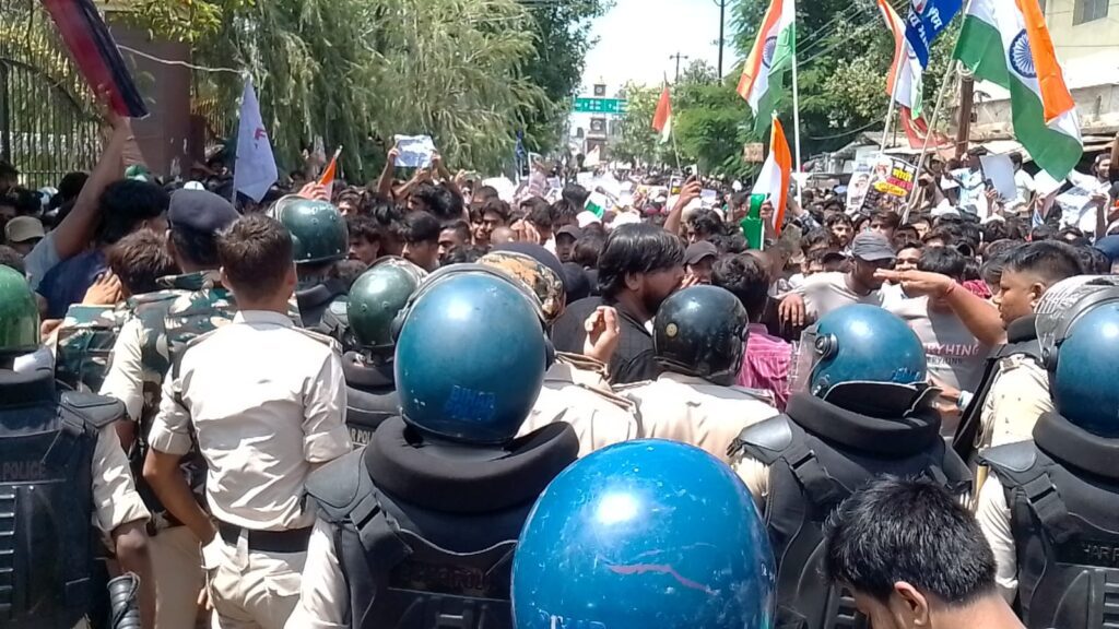 दरभंगा में छात्रों का आक्रोश मार्च: NEET पेपर लीक के विरोध में शिक्षा मंत्री धर्मेंद्र प्रधान के इस्तीफे की मांग दरभंगा में छात्रों का आक्रोश मार्च: NEET पेपर लीक के विरोध में शिक्षा मंत्री धर्मेंद्र प्रधान के इस्तीफे की मांग