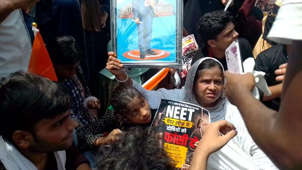 दरभंगा में छात्रों का आक्रोश मार्च: NEET पेपर लीक के विरोध में शिक्षा मंत्री धर्मेंद्र प्रधान के इस्तीफे की मांग दरभंगा में छात्रों का आक्रोश मार्च: NEET पेपर लीक के विरोध में शिक्षा मंत्री धर्मेंद्र प्रधान के इस्तीफे की मांग